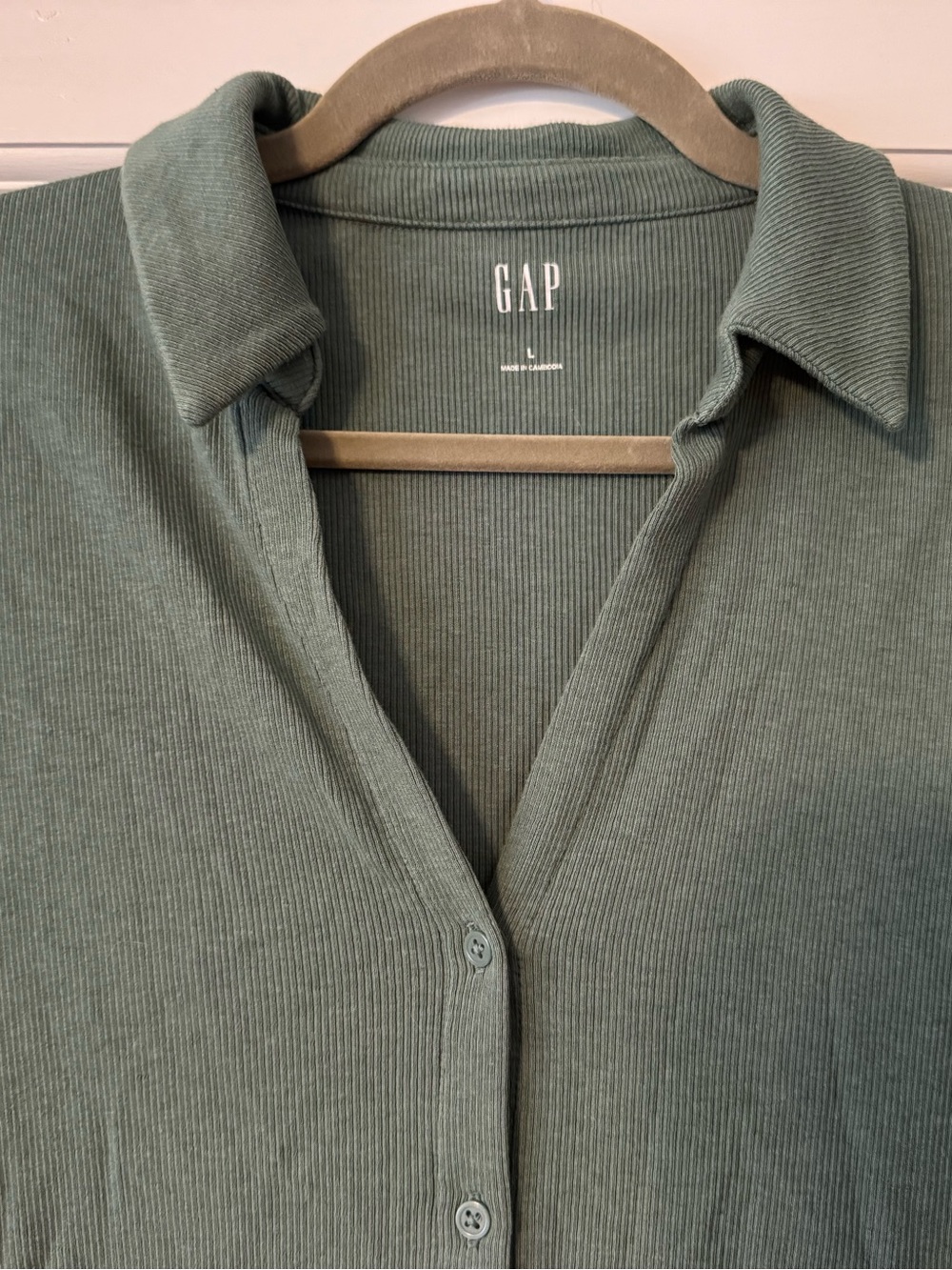 GAP Sleeveless Button-Down Collared Top — Moss Green - Picture 3 of 4